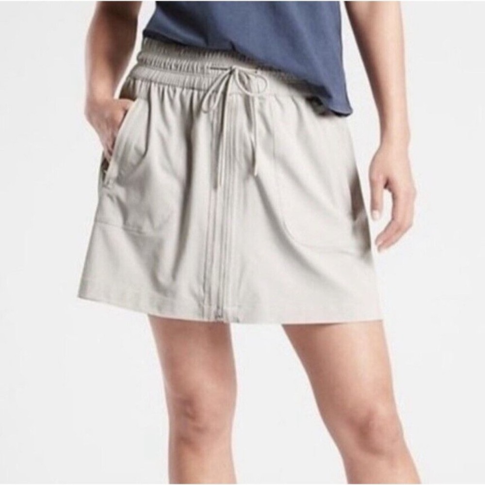 Athleta 'Expedition' Zip Front Athletic Mini Skirt in Birch Gray Womens sz 6